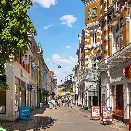 شقة Dinbnb L Free Parking L 5 Min From Torget L Nearby Coast I Newly Furnished *